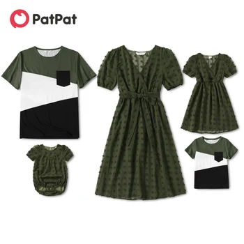 Комплекты платьев с V-образным вырезом и цветными футболками PatPat Family в армейском стиле, зеленые, в швейцарский горошек, с перекрестной оберткой и коротким рукавом